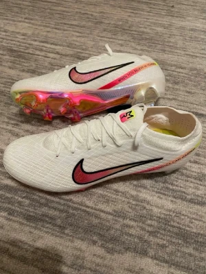 Vita Nike Mercurial fotbollsskor - Nike mercurial rashford skor i storlek 42 påse ingår i priset. priset är inte fast kan gå ner