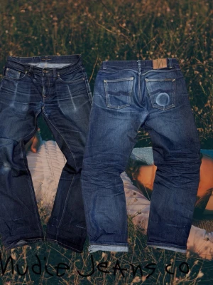 Nudie Jeans Co Gritty Jackson - Blå Nudie Jeans Co Gritty Jackson.  Riktigt fina fades formade över tid och användning. Jeansen är mjuka och bekväma och har mycket karaktär. Straight fit.  Nötning från mobil, snusdosa och vikning finns vilket ger jeansen riktigt nice fades. Se bilder.  Litet hål vid skrevet, fråga gärna om bild. Storlek W31 L32. Fråga gärna vid funderingar, priset är inte hugget i sten 😄