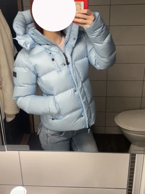 Cedrico jacka ljusblå - Säljer min cedrico jacka jag köpte i november. Jag säljer den för jag fick en annan jacka och kommer inte använda den längre! Den är i väldigt bra skick och i storlek xs! Skriv privat för mer information 💞