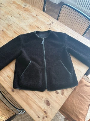 Assnygg jacka i teddy💕💕 - Säljer denna jättesnygga jacka i teddytyg. Superfint skick och inga defekter. Skriv vid frågor/fler bilder osv osv💕💕