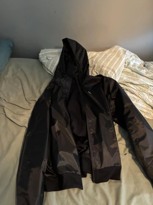 Jacka med avtagbar balaklava - Jackan har en avtagbar balaklava inuuti. Jackan har meshfoder på insidan och resår vid ärmslut och nederkant. Perfekt för blåsiga dagar och enkel att matcha med olika outfits.