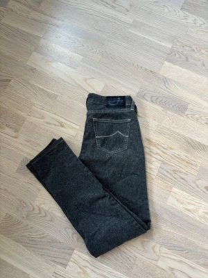 Grå ursnygga Jacob Cohen jeans w26 - Superfina populära och eftertraktade Jacob Cohen jeans säljes i w26. 96/97 cm total längd och 37/38 cm breda i midjan. Otroliga jeans unik badge! Inga hål eller fläckar i utmärkt nyskick och tveka inte vid minsta fråga eller fundering!