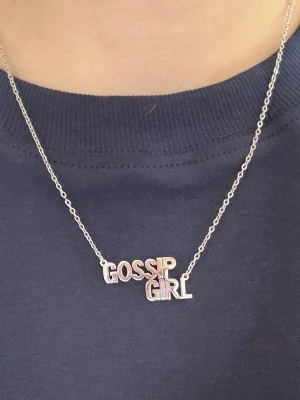 Silverfärgat Gossip Girl-halsband - Snyggt halsband i silverfärg med texten 'GOSSIP GIRL' i stora bokstäver (från IOAKU). Aldrig använt. 