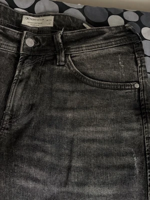 Mörk gråa slim fit Jeans med slitningar (Denim Taylor) - Skit feta slitningar o skön wash, nästan aldrig använda. W29 L32