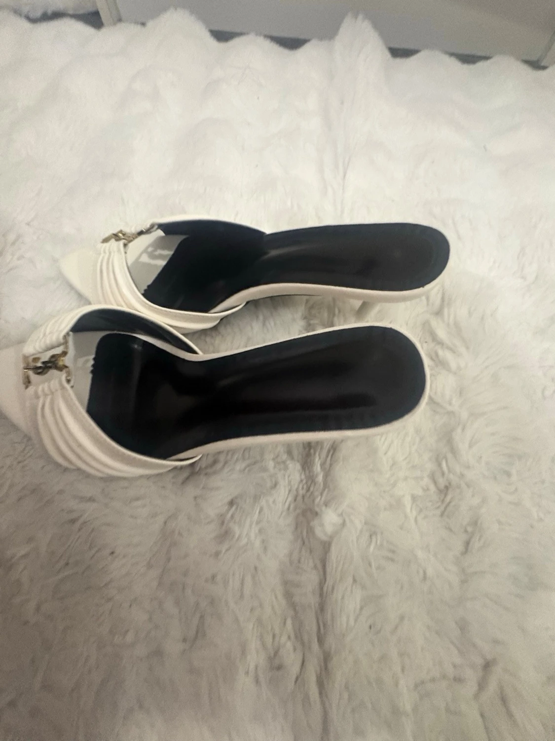 Vita spetsiga pumps med gulddetalj - 2