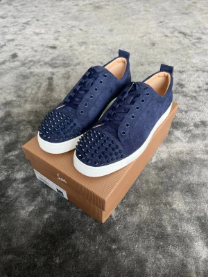 Loubs - Ett par feta mörkblåa Loubs i mocka med spikar, Använt dem 1 gång, Dustbag o box medföljer i köp, skriv till mig via funderingar