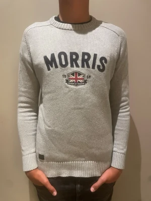 Morris tröja - En snygg Morris tröja stickad och skön. I bilden är jag 176cm, en perfekt tröja att använda både vardag och fest.