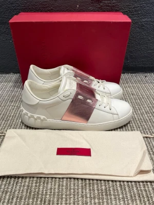 Valentino skor (nyskick) - Hej, säljer nu dessa svin snygga valentino skor. Skorna är i grymt skick!  Begränsat antal boxar och dustbag. Hör av dig vid frågor.