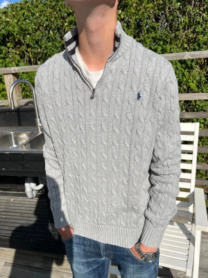 Ralph Lauren quarter zip - Knappt använd, toppenskick Storlek XL i barn, sitter som en vanlig S Modellen är 180cm och 61kg Qr scan finns