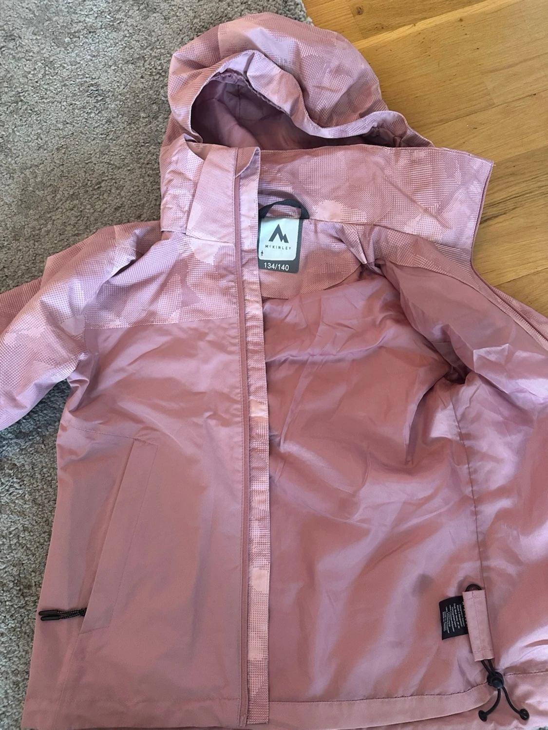 Rosa regnjacka med huva och ett par svarta regn byxor - 2