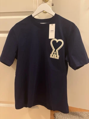 Ami paris tshirt - Ami paris tshirt med etiketter kvar, ej använd. 600kr. Storlek S. Kom med prisförslag 