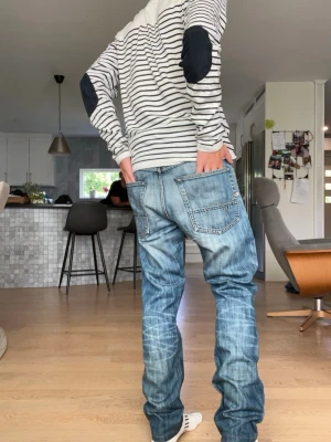 Edwin blå jeans  - Tjenare!! Säljer ett par riktigt snygga Edwin jeans med dem sjukaste fadesen. Har en liten skavank på bakfickan(du ser det på sista bilden) längden är 104cm och midjan är 42cm 