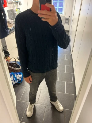 Mörkblå Tröja - Säljer en stickad mörkblå tröja ifrån Ralph Lauren som passar mig perfekt, jag är ca 179 cm lång. Skriv vid intresse eller frågor.