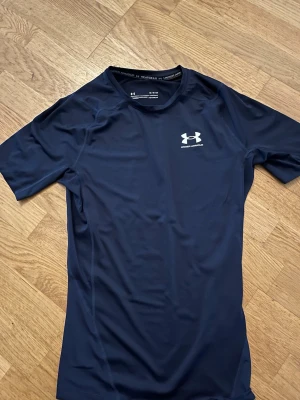 Underarmour compressionshirt - Sitter jävligt fint för dig som är under 178 och över 165. Ny pris 500, mitt pris 239