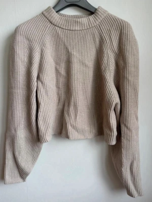 Beige ribbstickad croppad tröja från Carin Wester (XS) - Superfin ljusbeige ribbstickad tröja från Carin Wester i storlek XS  Märke: Carin Wester  Storlek: XS  Skick: Bra begagnat skick   Färg: Beige / Ljusbeige  Fraktar snabbt! Djur- och rökfritt hem