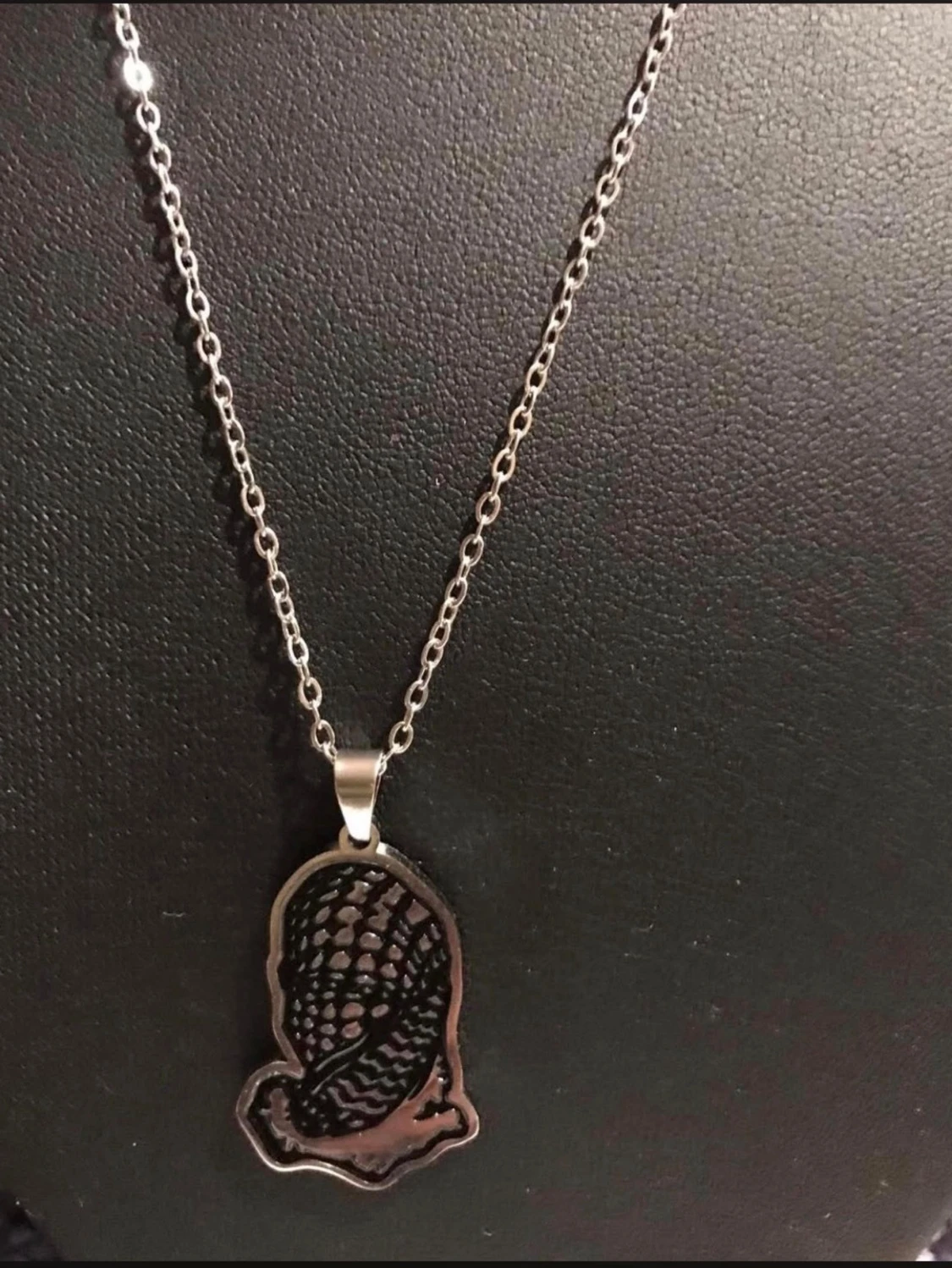 Palestina keffya Silverfärgat halsband med bönande händer