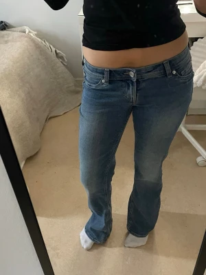 Blå bootcut jeans med låg midja  - Säljer ett par klassiska blå bootcut jeans med låg midja och fem fickor. Jeansen har en snygg tvätt och bootcut ben som går ut lite nedtill. Tillverkade i mjuk denim med stretch för extra komfort. Perfekta till en enkel topp eller hoodie. helt nya också aldrig använt. nypris är 300 tror jag så säljer för 240💕💕💕 strl 38 men passar ganska bra för mig som vanligtvis har 36. fråga om mått privat💕