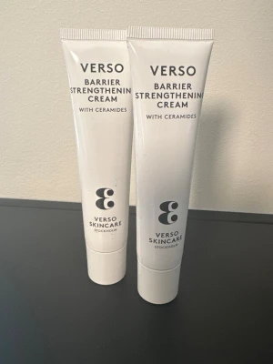 2st fullsize Verso Barrier Cream - Två st nya tuber Verso Barrier Strengthening Cream med ceramider. Varje tub innehåller 40 ml och kostar 600 kr/st så köp 2st till priset av 1st. Egenskaper: - Återfuktar, lugnar och skyddar - Stärker hudens barriär - Främjar ett hälsosamt glow - Särskilt bra för en torr, känslig hud