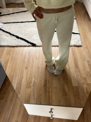  Gina Tricot - Säljer ett par ljusgula mjukisbyxor från Gina Tricot, modellen Basically Basics. Byxorna har resår i midjan och raka ben. Perfekta för chill dagar och riktigt sköna att ha på sig. Materialet är mjukt och bekvämt.