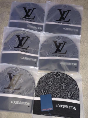 6st mössor - Alla säljs i paket 