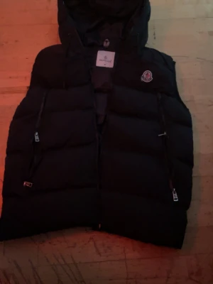 Moncler väst  - Används inte kan byta mot något också 