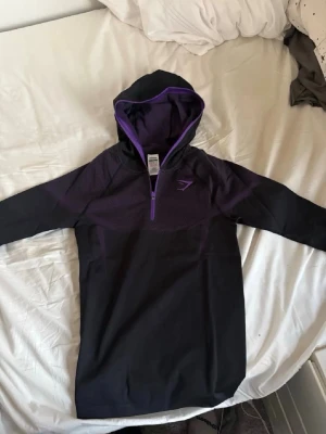 GYMSHARK ONYX V5 - Sjukt snygg lila onyx v5. Ja, du kommer se ut som David laid, ja den är köpt från gymshark hemsida, inte använd, tar inte bud under 800.  Kom gärna dm för frågor så allt känns bra!