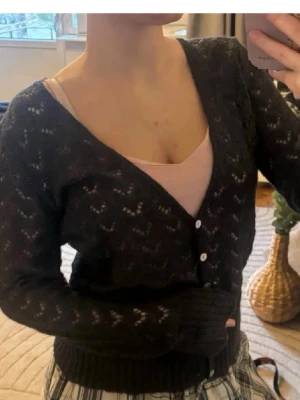 Superfin mohairblend kofta❤️ - Snygg svart kofta med virkat mönster och v-ringning. Koftan har långa ärmar, ribbade muddar och vita knappar framtill. Perfekt att slänga över ett linne eller t-shirt för en chill look. Perfekt till hösten🍁🍁