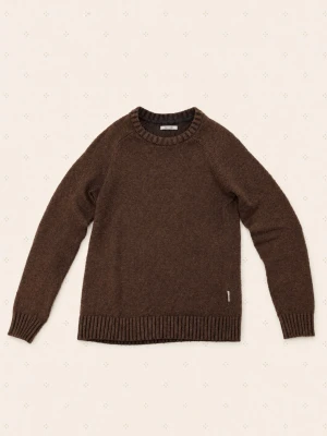 Mörk grön stickad tröja med rund hals - Mysig mörk grön stickad tröja med rund halsringning och ribbade muddar vid ärmslut och nederkant. Tröjan har en enkel, klassisk design utan mönster och är perfekt för kyligare dagar.