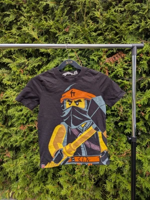 Svart tshirt strl 122/128 lego ninjago - Lite små noppor och ludd finns  100% bomull  Tröja
