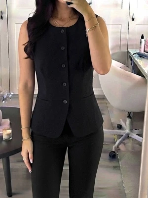 Väst med knappar  - As snygg väst med knappar från Gina tricot. Helt ny med prislapp 