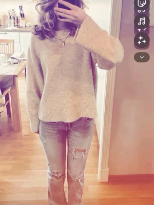 Beige/brun stickad tröja från Carin Wester - Mysig beige stickad tröja från Carin Wester med rund halsringning och långa ärmar. Tröjan har en avslappnad passform och ribbade muddar vid ärmslut och nederkant. Perfekt för lager på lager och enkel att styla till jeans. Tröjan är jätte höstig och fin💓🍂🍁 Skriv vid flera bilder eller frågor💗