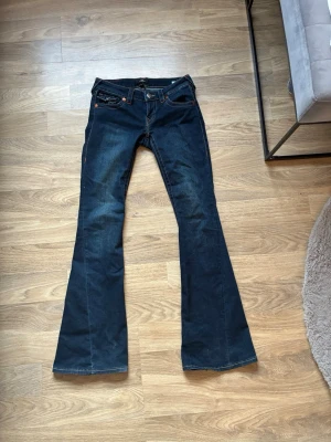 True religon i storlek W25 - Jätte fina jeans från true religon. Storlek: W25. Modell: Joey.                      Lite slitna längst ner men inte mycket
