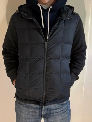 Massimo Dutti Cardigan - Storlek: M || Skick: Mycket bra, har en liten defekt på luvan (se bild 2) men inget som påverkar || Nypris: Ca 2499kr || Liknande produkter på profilen 🎉