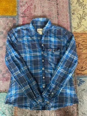 Hollister - Säljer en ruggigt fet skjorta eller lite tunnare overshirt ifrån det eftertraktade märket Hollister. Tveka inte på att höra av dig vid frågor🙌