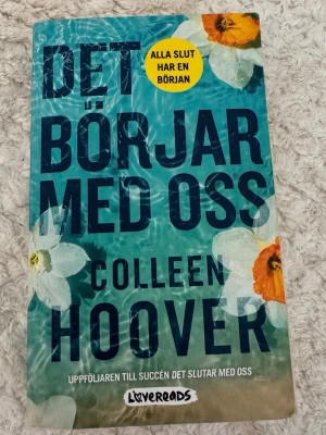 Det börjar med oss av Colleen Hoover - En svensk pocketbok av Colleen Hoover. Boken är en uppföljare till 'Det slutar med oss' som jag också säljer. 