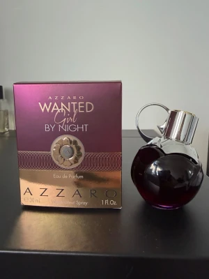Azzaro Wanted Girl by Night edp 30 ml - Azzaro Wanted Girl by Night (30 ml) är en sensuell, mystisk och djupt förförisk damparfym. Doften öppnar med söta noter av vispgrädde och rom, har ett hjärta av nattens drottning (kaktusblomma) och landar i en varm bas av patchouli. Flaskan är på 30 ml och endast några enstaka spray har använts.