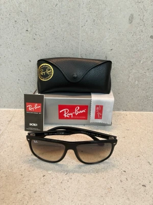 Svarta Ray-Ban boyfriends  - Tja, säljer ett par svarta raybanboyfriends i storlek 60. De är helt oanvända och box och allt kommer med. Har du minsta fråga eller fundering är de bara att höra av sig!!😊😊