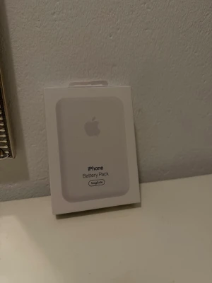 Apple MagSafe iPhone Battery Pack - Säljer ett vitt MagSafe Battery Pack till iPhone från Apple. Perfekt för dig som vill ha extra batteritid på språng. Kompakt och smidig design som fästs magnetiskt på baksidan av din iPhone. Levereras i originalförpackning.