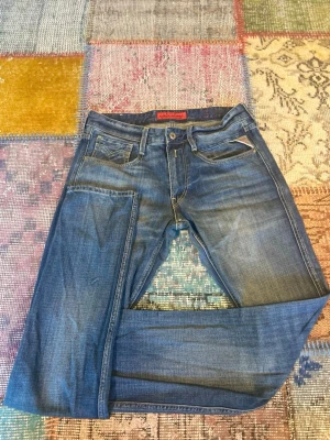 Replay  - Säljer ett par ruggigt feta Jeans ifrån Replay i en okänd modell, W31 L34. Helt perfekta nu till skolstarten. Innerben-83cm, benöppning-16cm, midja-40cm. Tveka inte på att höra av dig vid frågor🙌