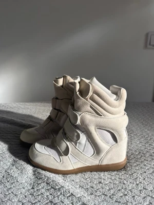 Isabel Marant  - Mina isabel marants är till salu! De är i fantastiskt skick, precis som bilderna visar, och jag säljer dem till ett förmånligt pris. Jag har verkligen tagit hand om dem, så det finns inga skador att tala om. Köpbevis finns givetvis. Anledningen till försäljningen är att mina fötter har vuxit ur dem. Först till kvarn!