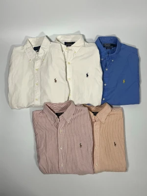 5X Ralph lauren skjortor slim fit - 👕 Plagg: Skjortor                                                             📏 Storlek: S                                                               🏷️ Märke/Modell: Ralph Lauren                                              ✨ Skick: Fint skick                                                        💬 Vid frågor är det bara att skriva!                                                                                          🛍️ Perfekt om du vill köpa och resella lite själv eller göra ett kap