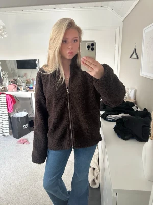 Brun teddy jacka🤎 - Jätte snygg brun teddy jacka, aldrig använd, som passar nu till hösten och vintern!