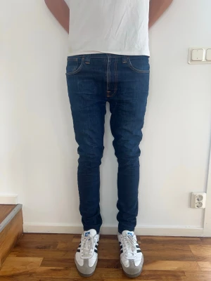 Nudie Lean Dean Jeans - Säljer just nu dessa feta Nudie Jeans🙌🏻Storlek: 33/34. Längd= 109 cm | Midja= 43 cm | Modell: Lean Dean | Skriv för fler frågor eller funderingar!Modellen är 190 cm och väger 75 kg!