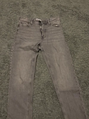 Jack and Jones jeans  - Ett par riktigt fina Jack and Jones jeans, modellen relaxed chris och storlek 29/32 perfekt för den som vill ha ett par sköna och snygga jeans 