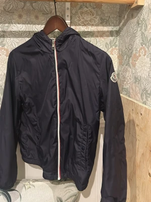 Moncler jacka  - Moncler jacka perfekt till hösten, skick 10/10 inget fel. Säljer för att den är för liten. Hör av er om ni är intresserade. Storlek 152cm och den är 100% äkta.