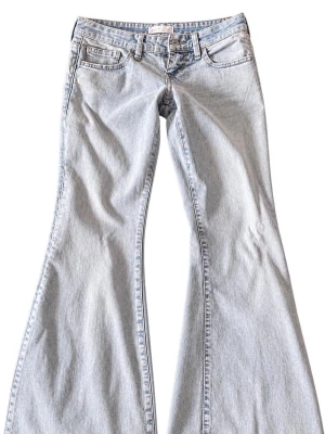 Ljusblåa utsvängda jeans - Säljer dessa snygga low waist jeans, knappt använda då dom är för korta. Bra material, sitter fint på kroppen 🥰