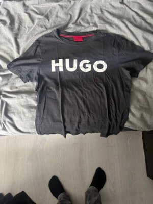 Hugo Boss T-shirt - Snygg svart t-shirt från Hugo boss. Tillverkad i mjuk bomull som känns skön mot huden. Perfekt för en clean och stilren look