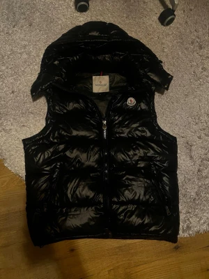 Moncler väst - Svart Moncler väst, använt lite, NFC o scan, luva går att ta bort.