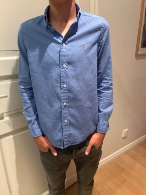 Blå Ralph lauren skjorta - Blå Ralph lauren skjorta i storlek 14-16