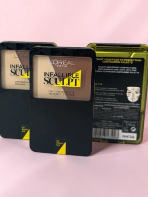 L'Oréal Infallible Sculpt contourpalett - L'Oréal Paris Infallible Sculpt är en contourpalett med två nyanser för highlight och contour. Paletten har en kompakt svart plastförpackning med transparent lock och gula detaljer. Perfekt för att framhäva och definiera ansiktsdragen. Ni kan köpa flera 